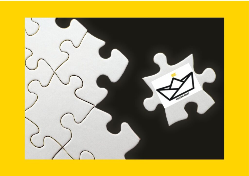 Tessera di un puzzle con sopra logo di Yellow Boat che rappresenta il tassello mancante al completamento del puzzle. Bandi e progettazione per il 3°settore Yellow Boat ti affianca dalla ricerca delle opportunità alla rendicontazione.
