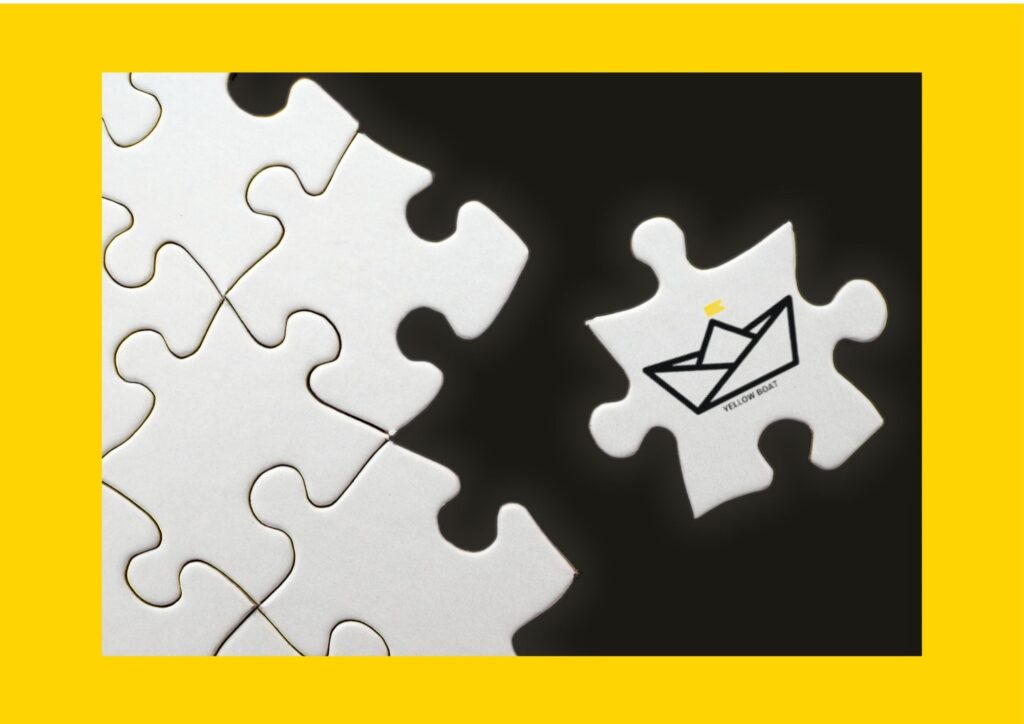 Tessera di un puzzle con sopra logo di Yellow Boat che rappresenta il tassello mancante al completamento del puzzle. Bandi e progettazione per il 3°settore Yellow Boat ti affianca dalla ricerca delle opportunità alla rendicontazione.